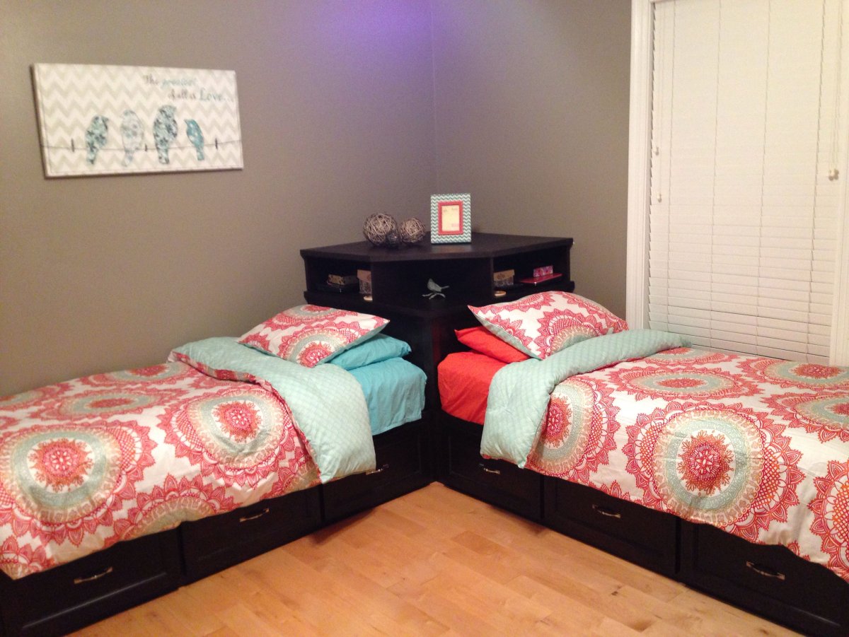 Спальня с двумя односпальными кроватями