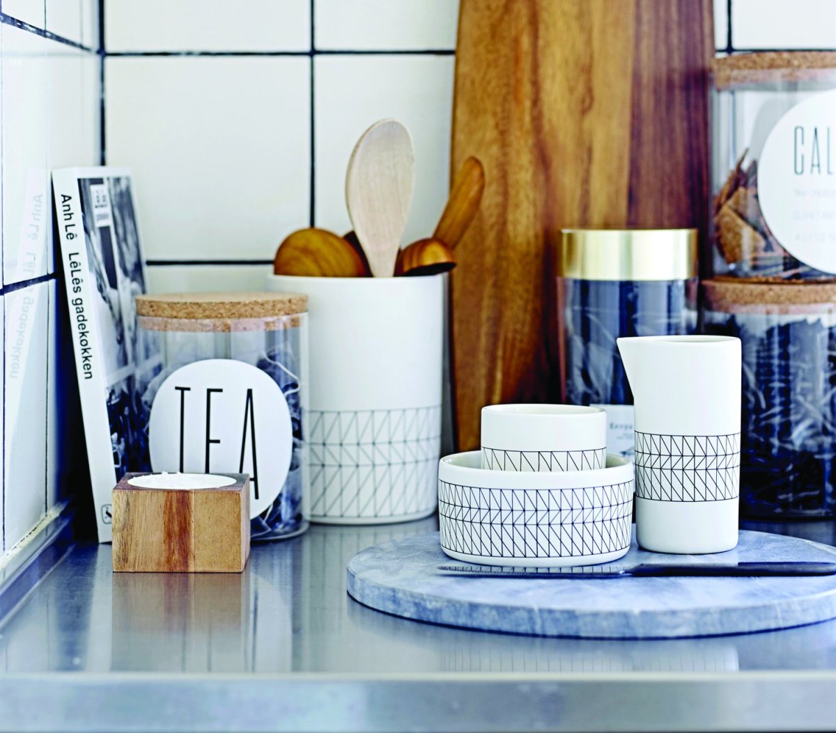 Доска разделочная деревянная в интерьере кухни