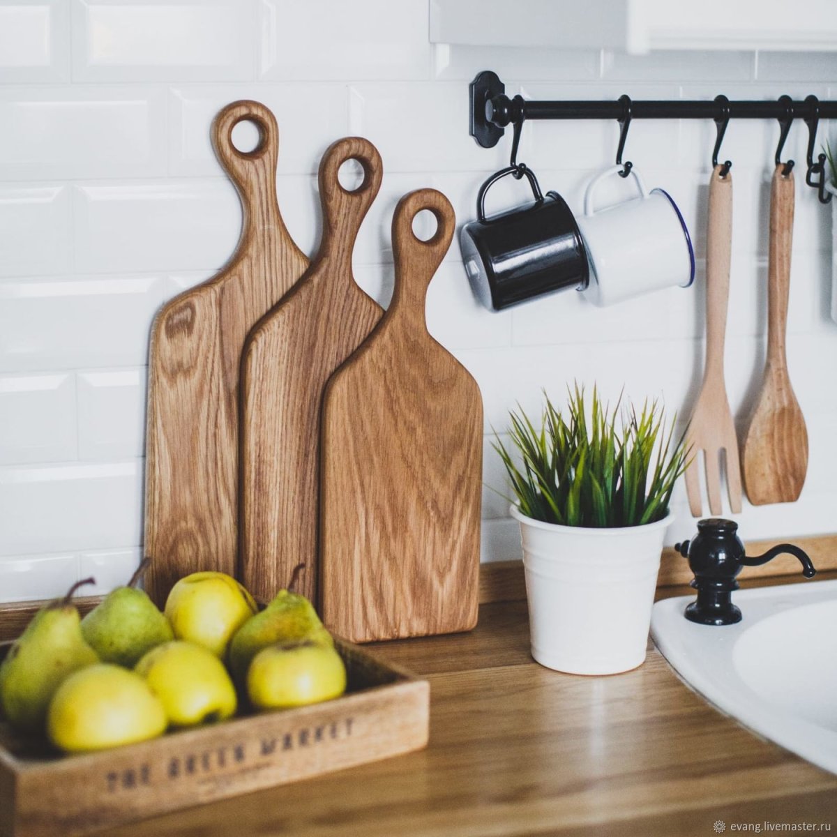 Разделочные доски на стене