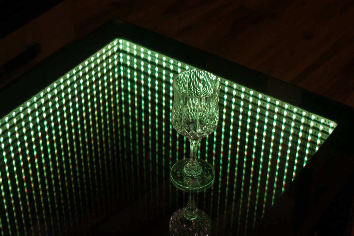 Jurnalnyy stolik s efektom beskonechnosti rasktoy