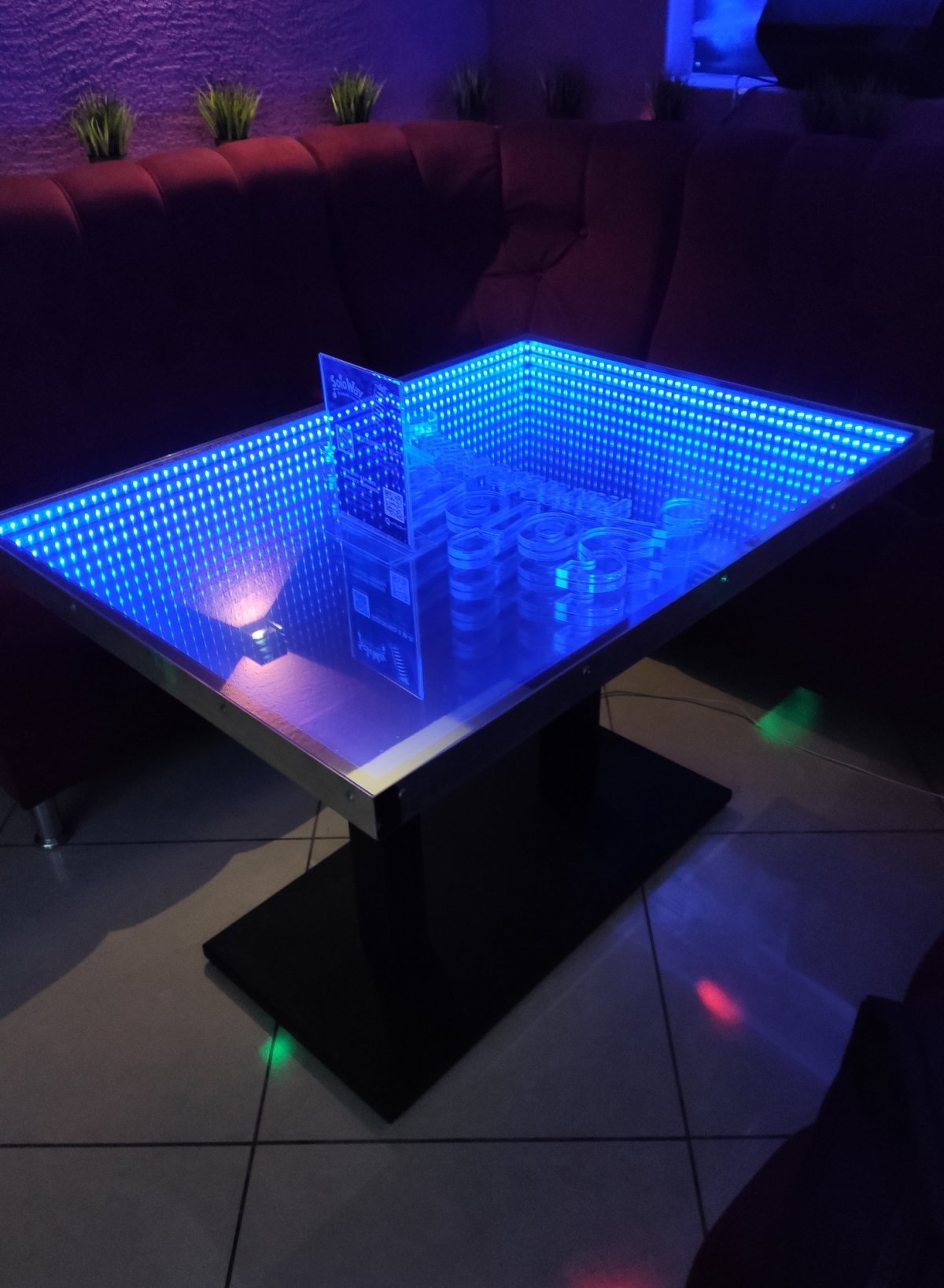 Стол с эффектом бесконечности 55x55см