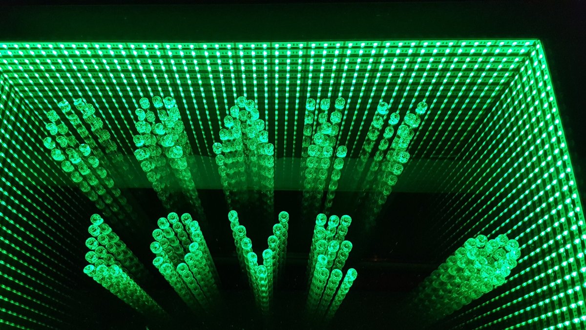 Стол с эффектом бесконечности