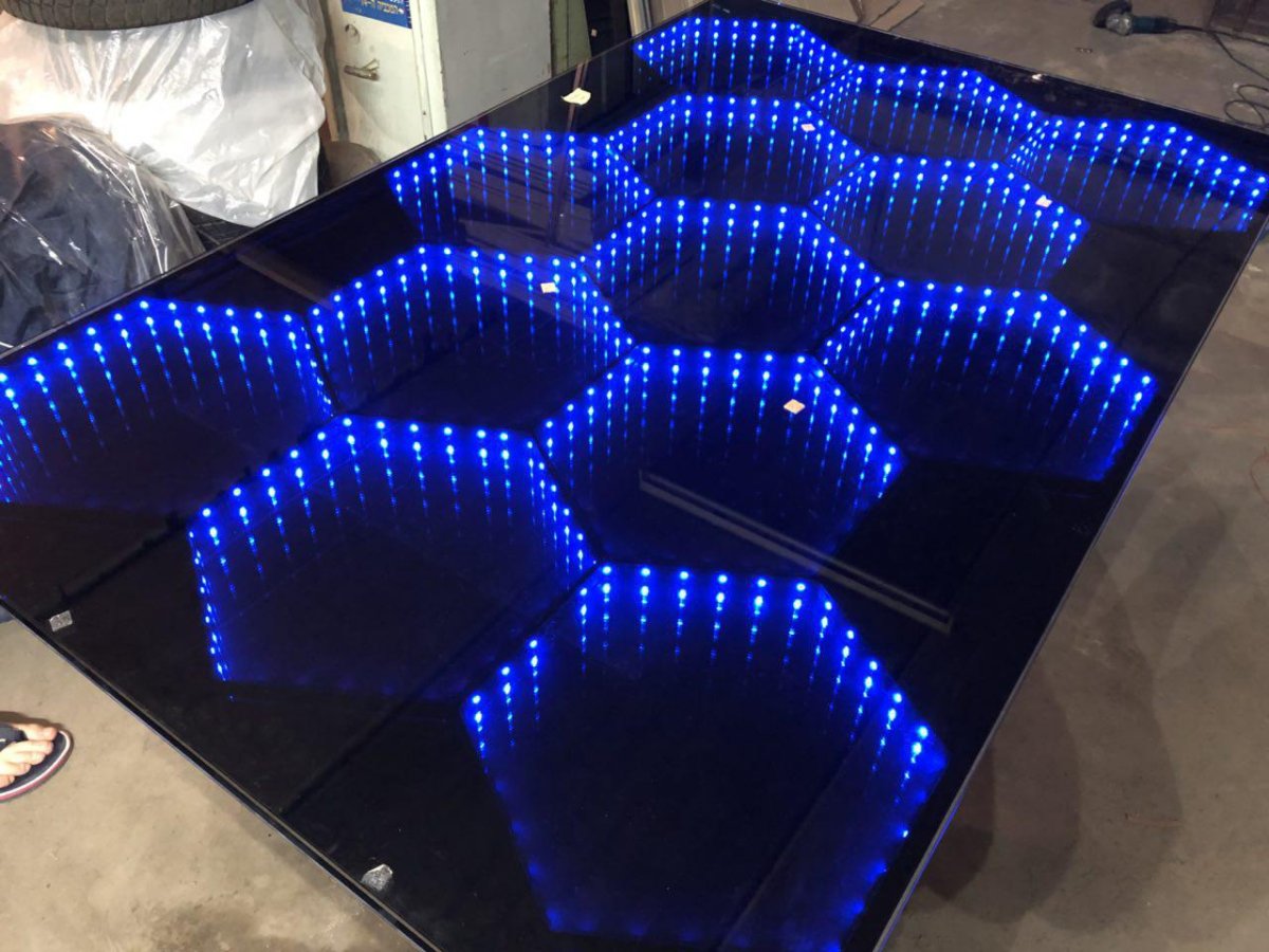 Стол с эффектом бесконечности