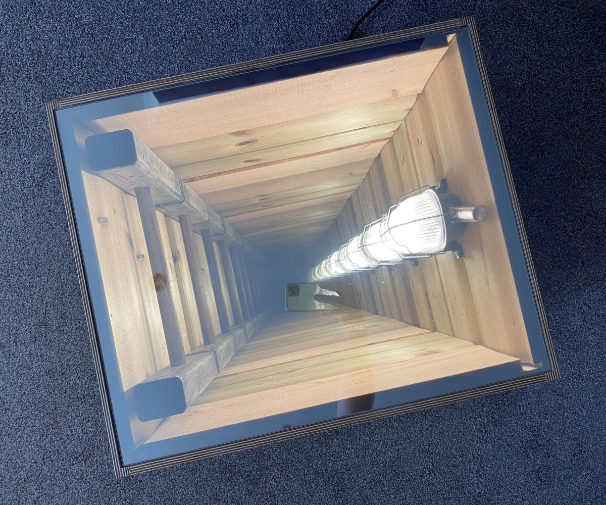 Журнальный столик с эффектом бесконечности