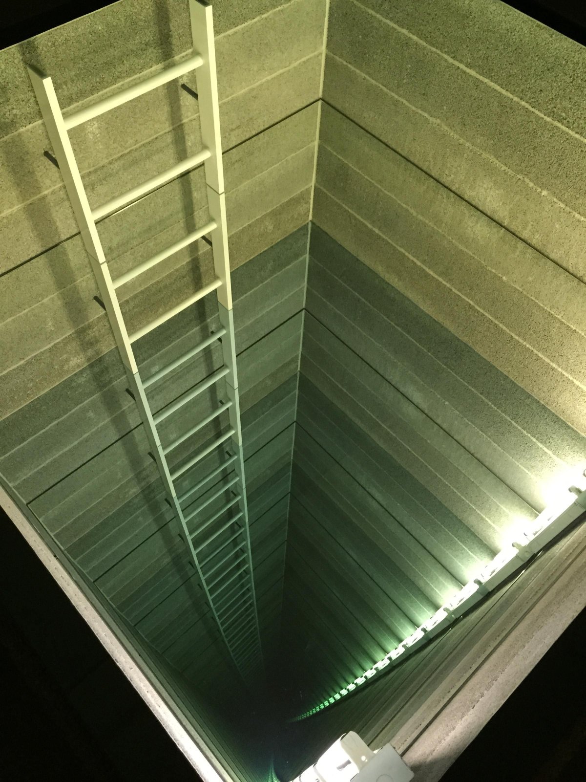 Потолок с эффектом бесконечности