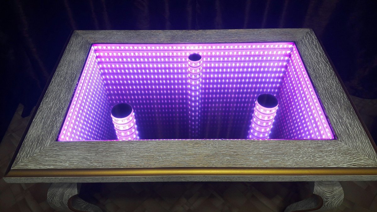 Журнальный столик с эффектом бесконечности