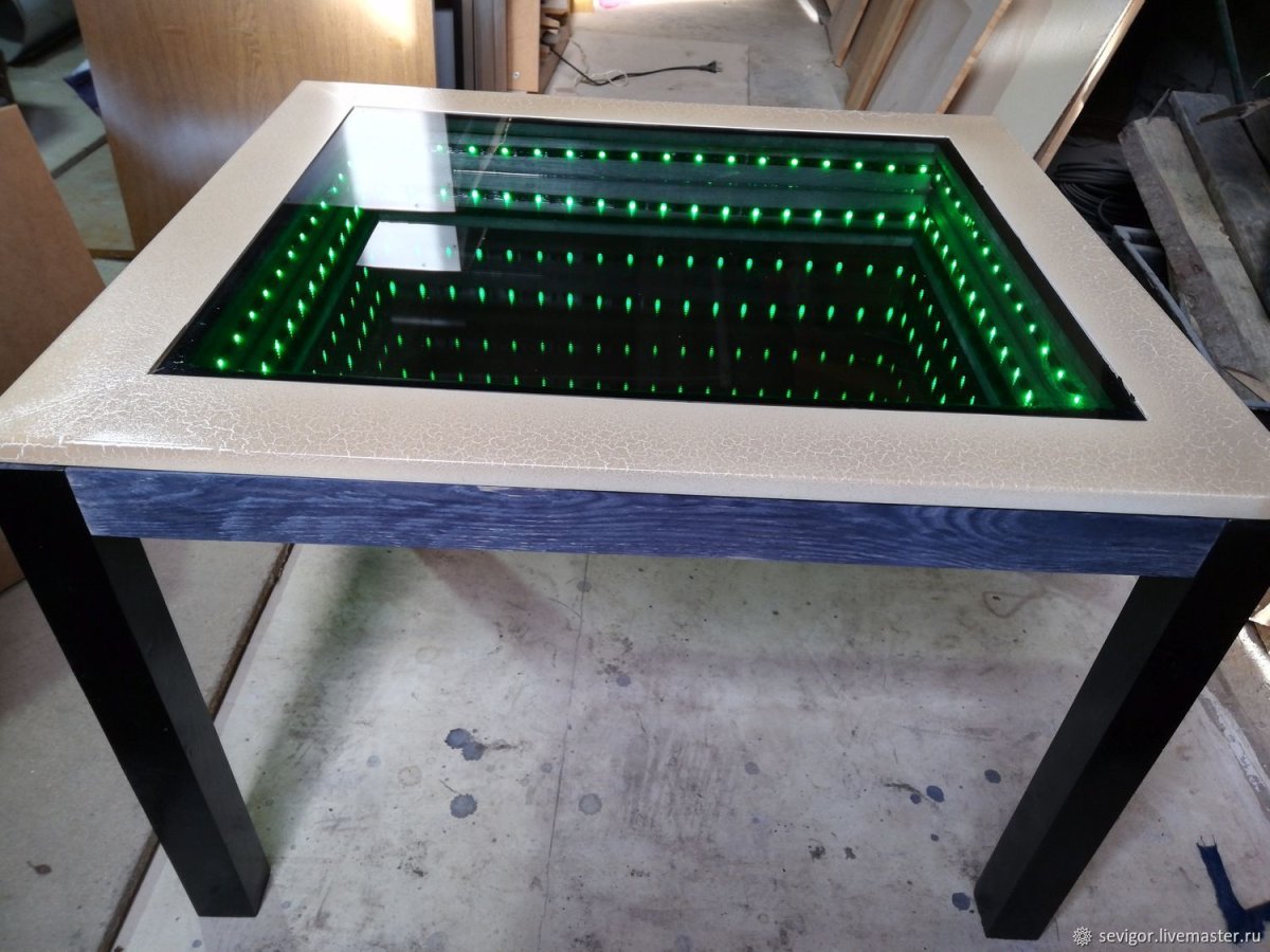 Журнальный столик с эффектом бесконечности