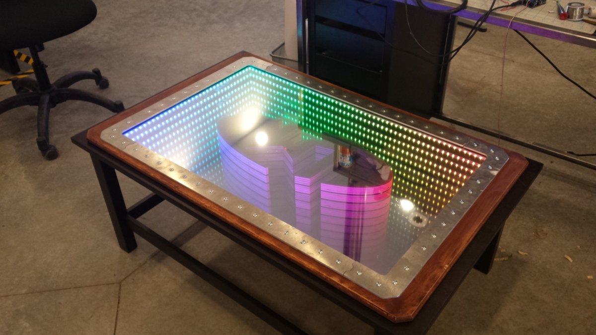 Зеркальный стол с эффектом бесконечности