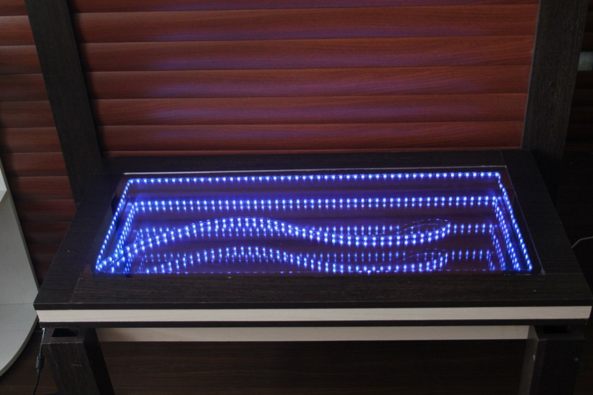 Стол с диорамой в столешнице с эффектом бесконечности