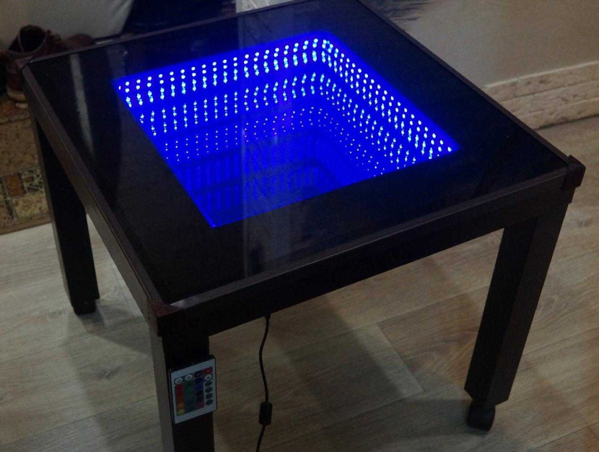 Стол с эффектом бесконечности