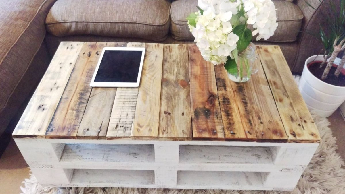 Стол из поддонов в стиле бохо