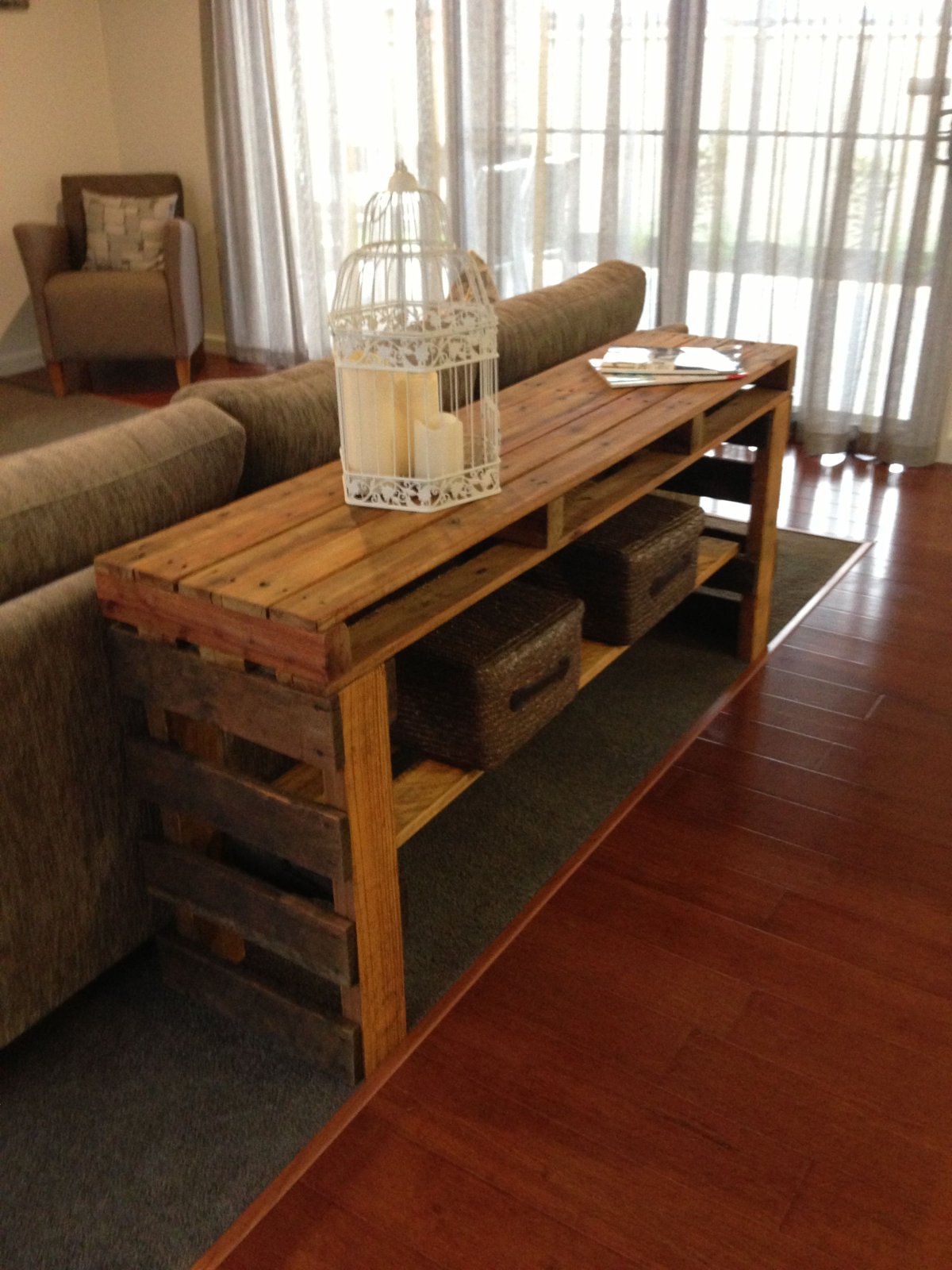 Деревянные паллеты в интерьере