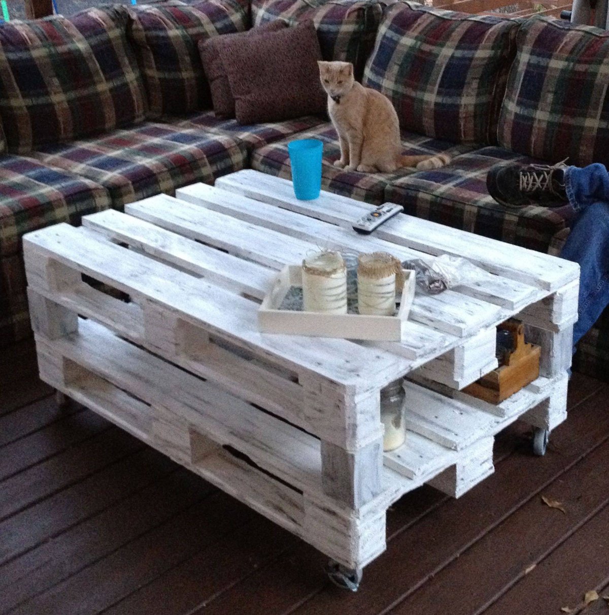 Стол из паллетов со стеклом