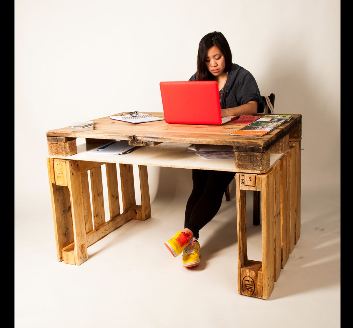 Письменный стол из поддонов