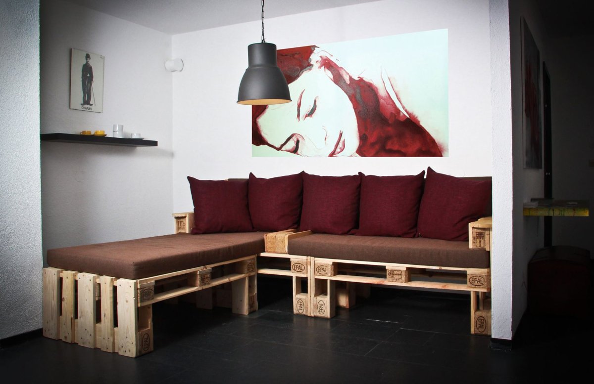 Диван из поддонов