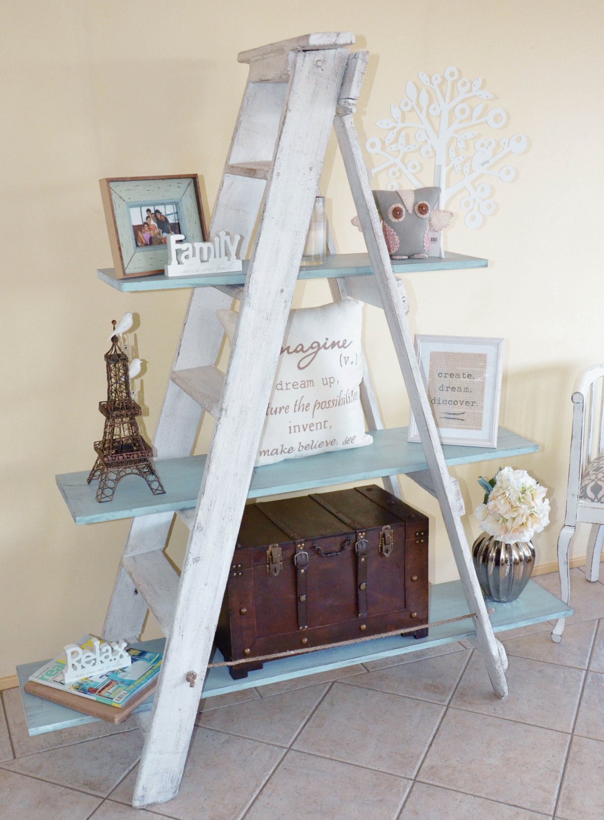 Декоративная лестница стеллаж