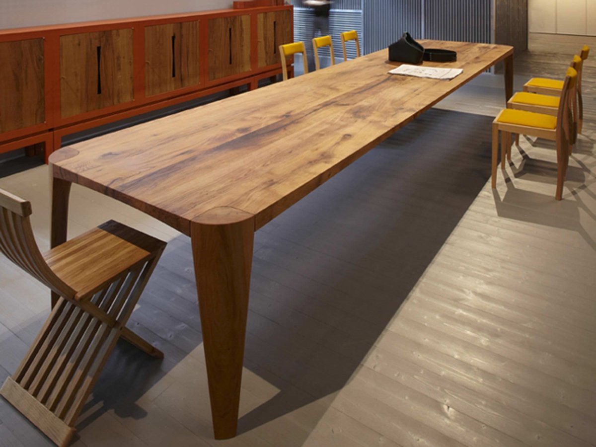 Массивные большие столы с прямыми ножками