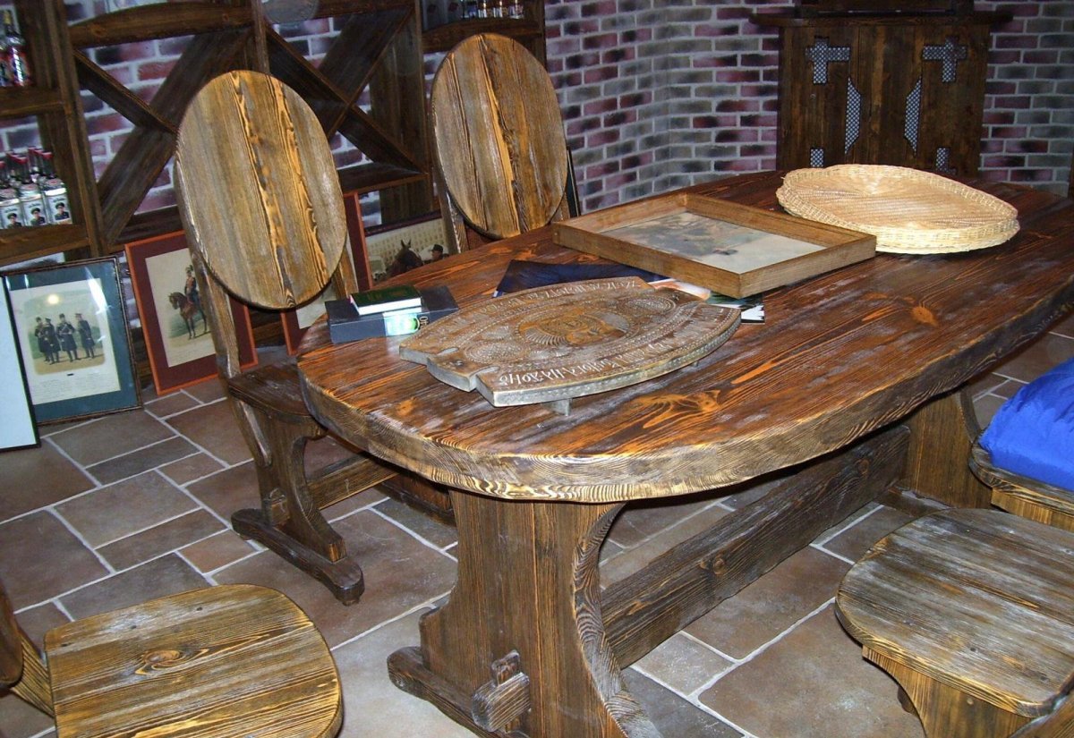 Стол из состаренного дерева