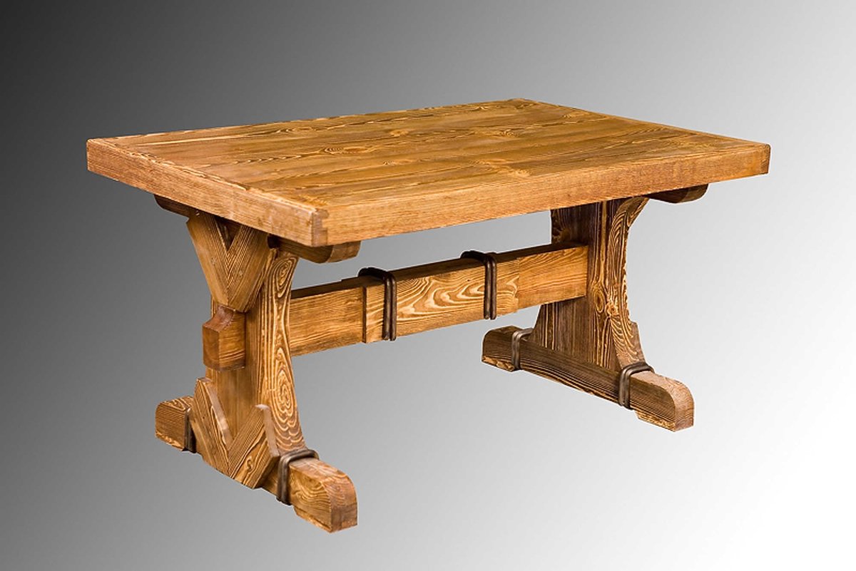 Массивный стол из дерева