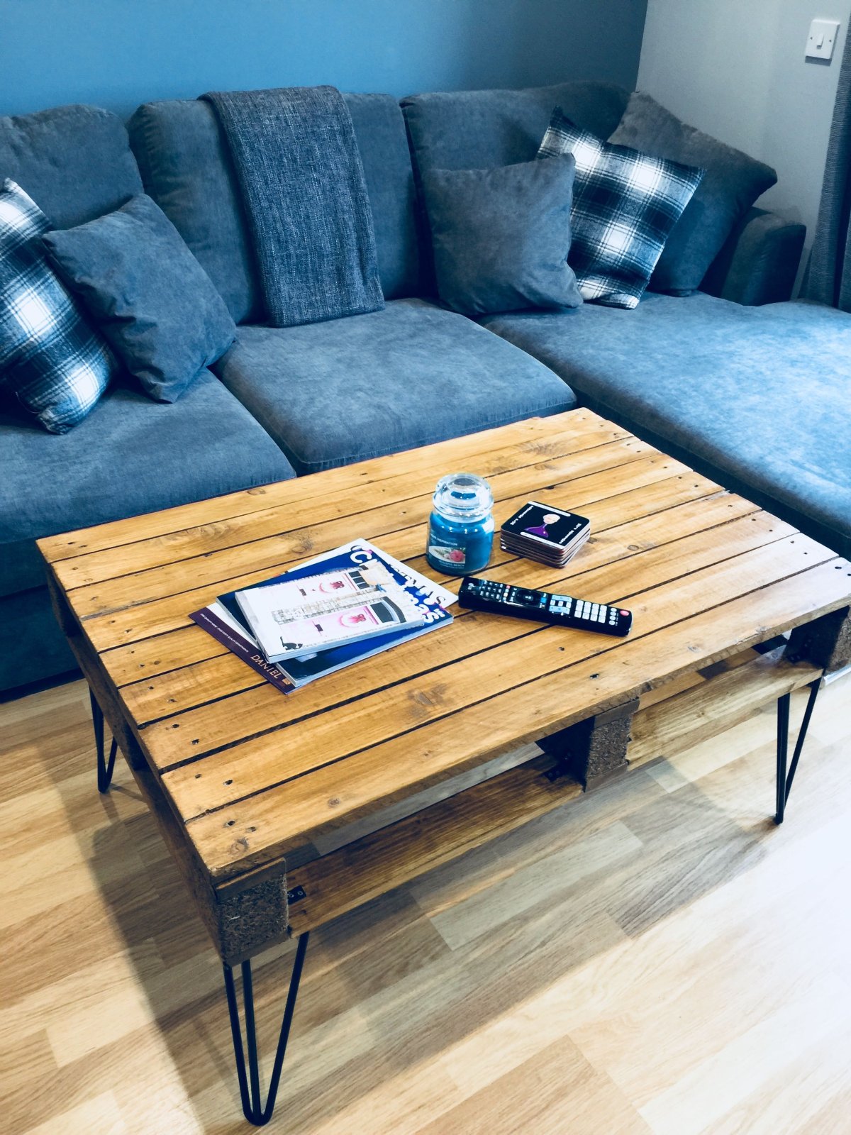 Красивый стол из поддонов