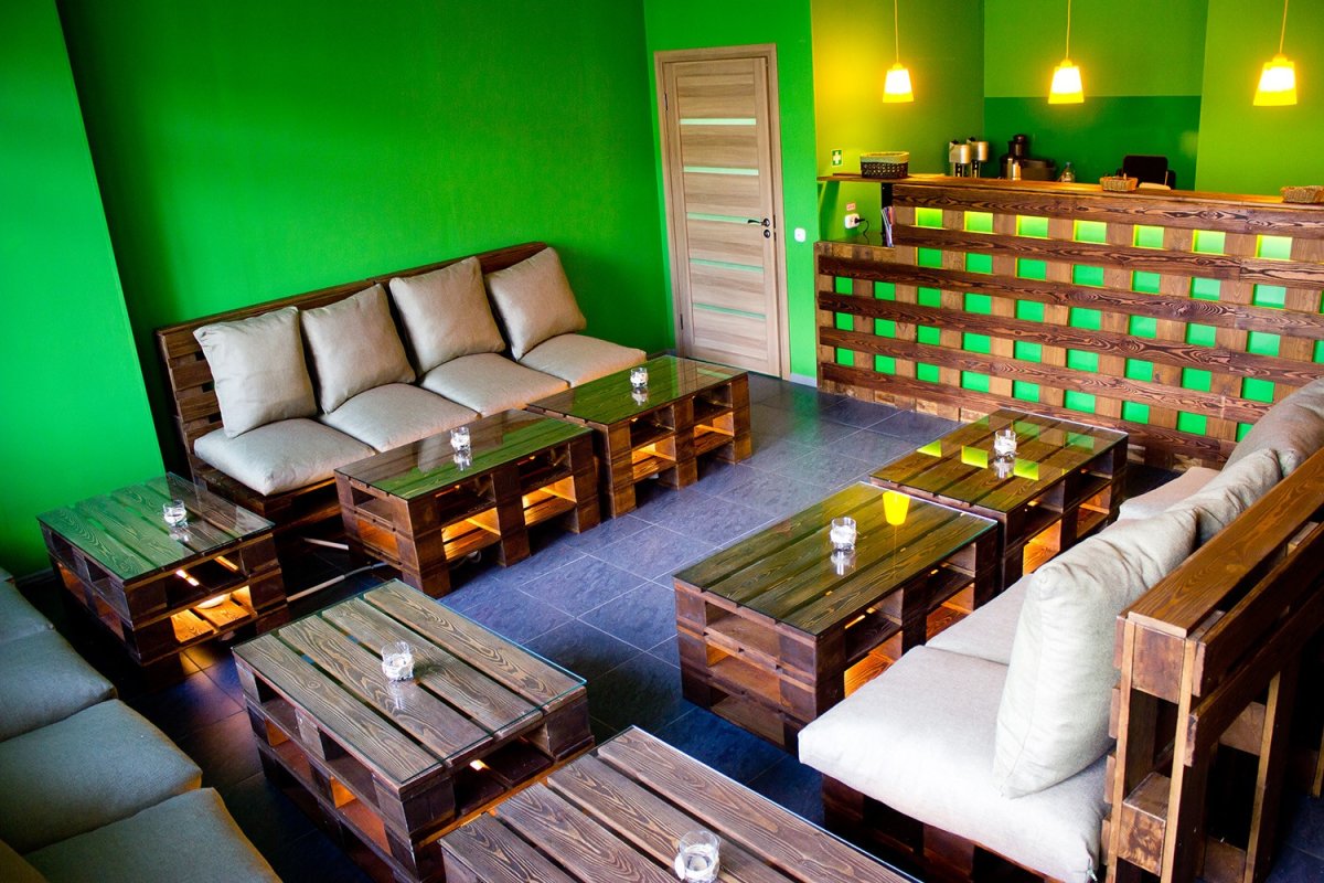 Столы из поддонов для кафе