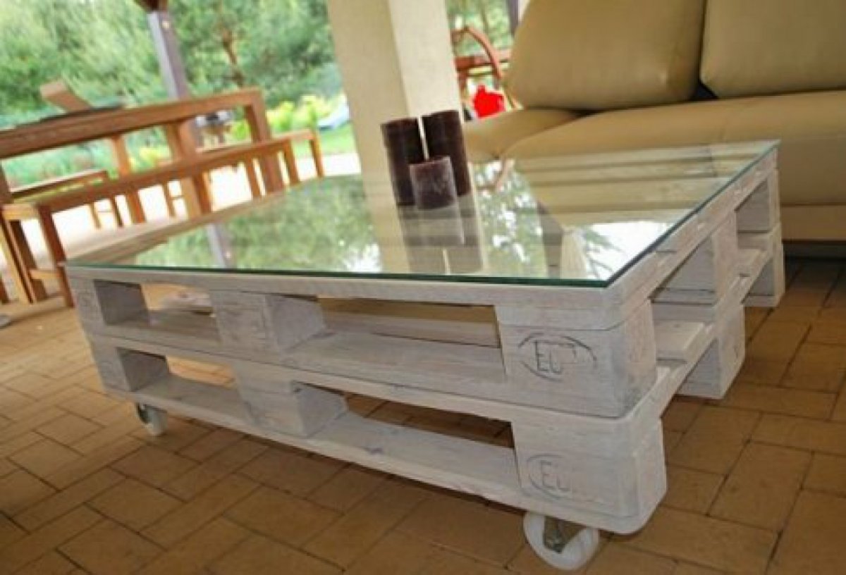Столик из паллет со стеклом