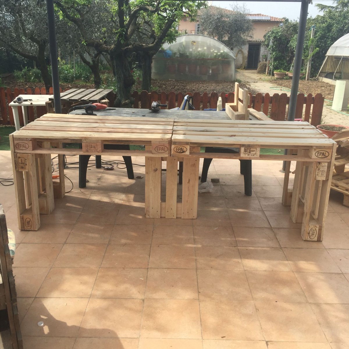 Большой стол из поддонов