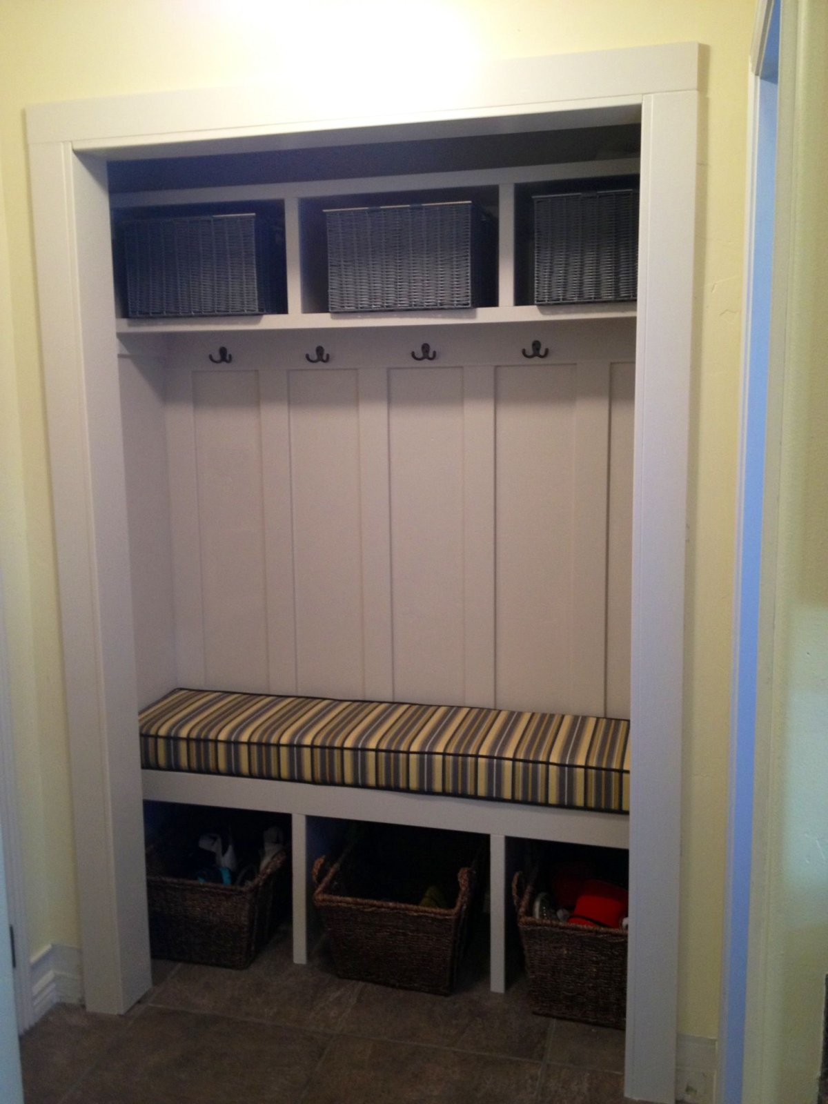 Шкаф в тамбуре подъезда