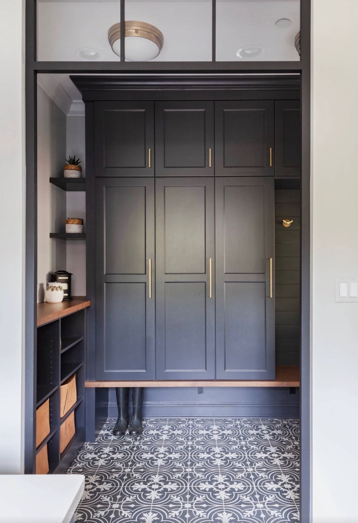 Синий шкаф в прихожей