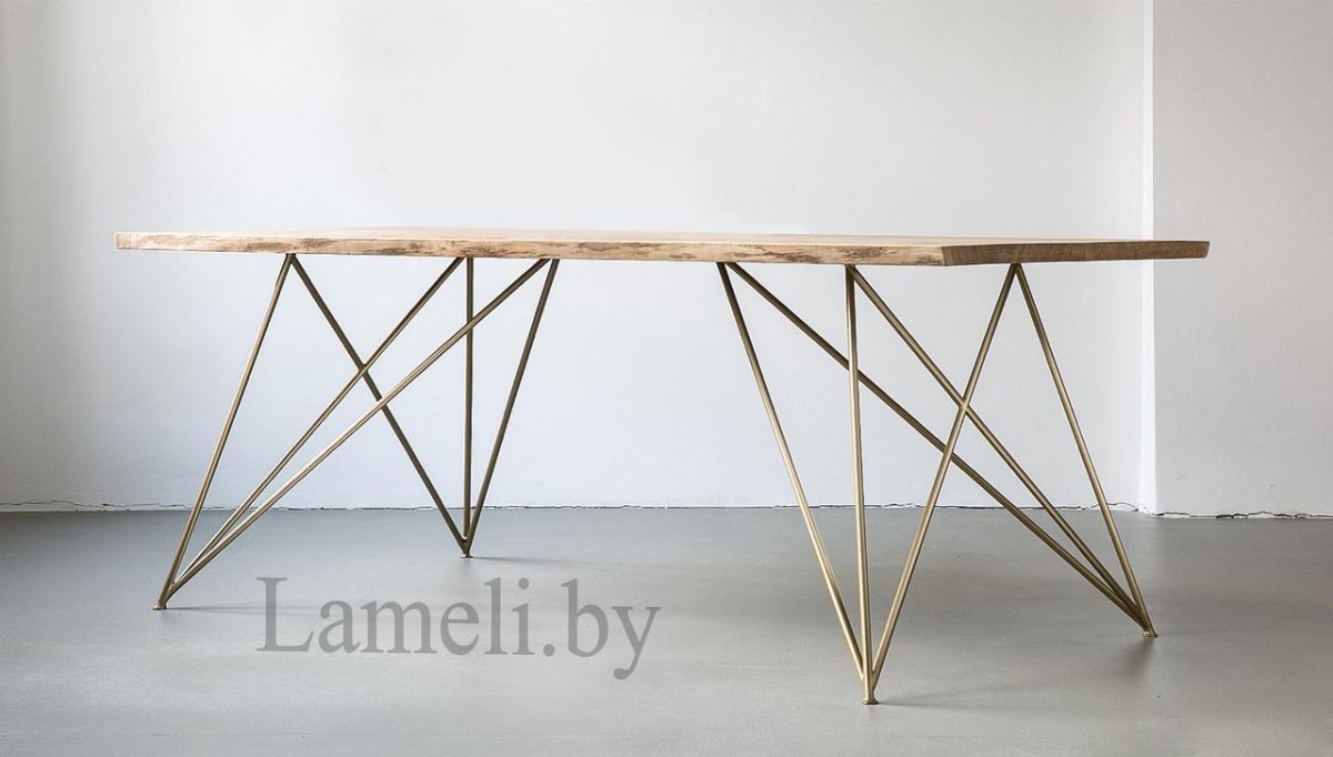 Стол на тонких металлических ножках дизайнерский