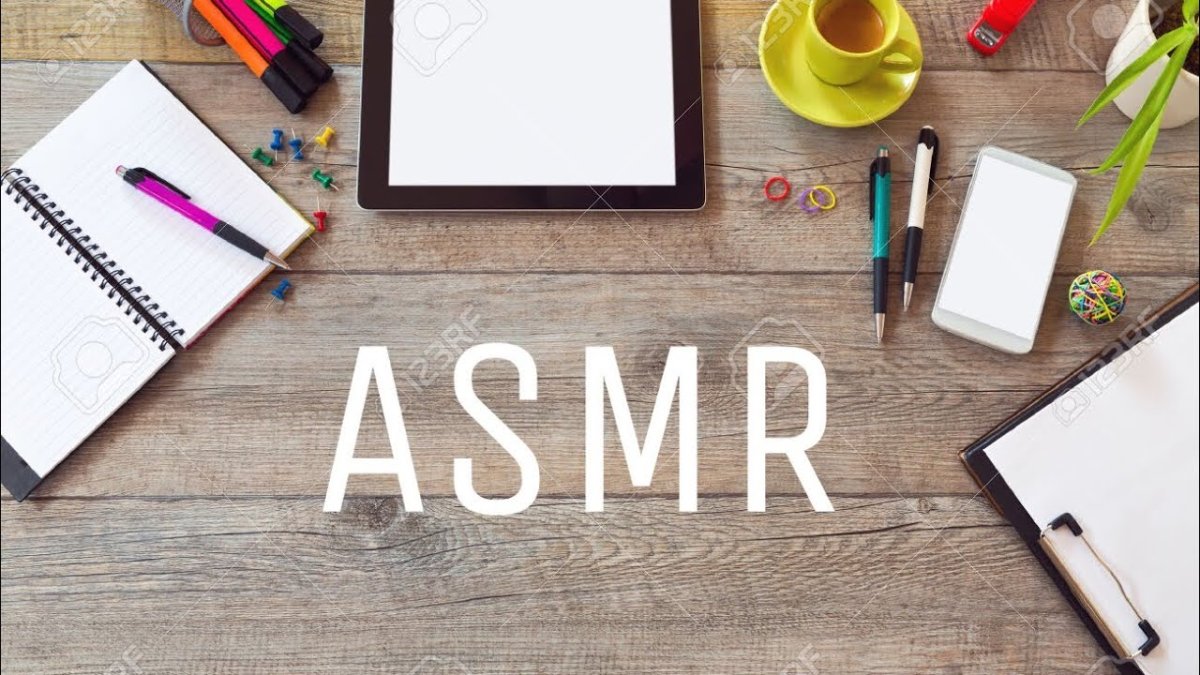 Стол с предметами сверху