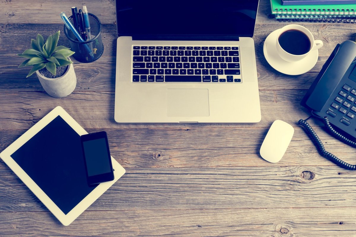 Красивый стол с ноутбуком