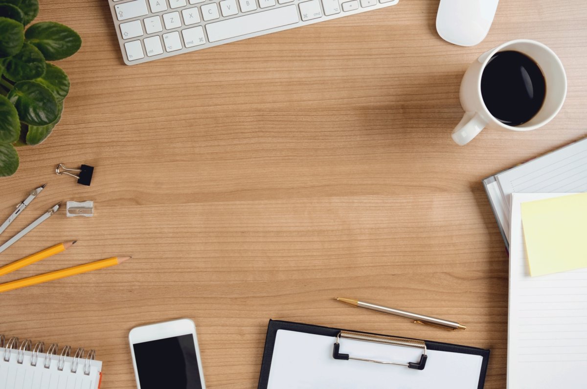 Стол с письменными принадлежностями вид сверху