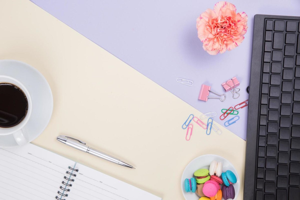 Рабочее пространство на столе сверху