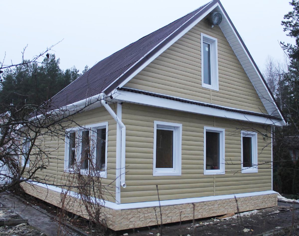 Деревенский домик обшит сайдингом
