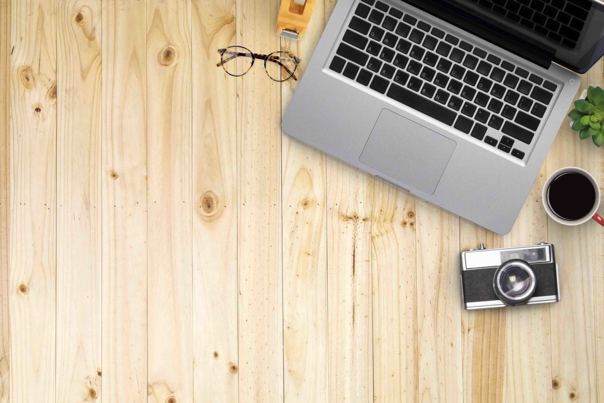 Деревянный стол вид сверху