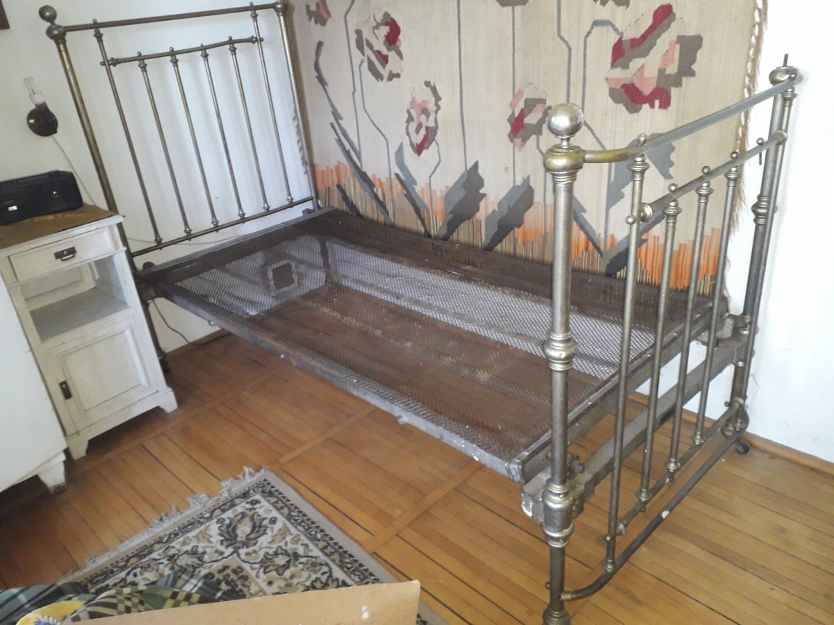 Старая железная кровать