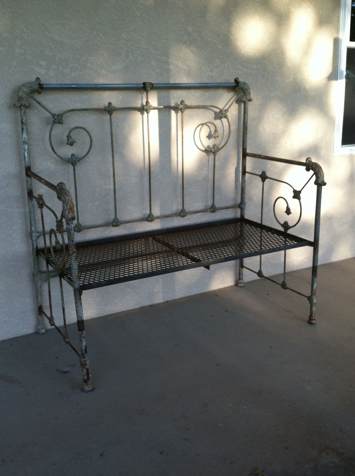 Скамейка из железной кровати