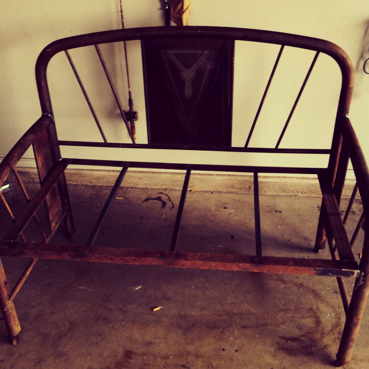Скамейка из спинок железной кровати