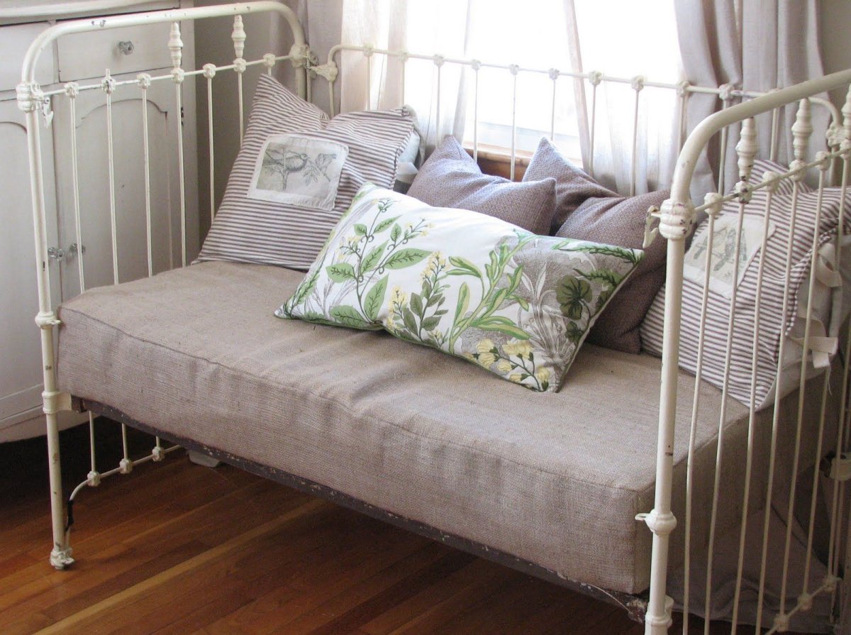 Переделка железной кровати