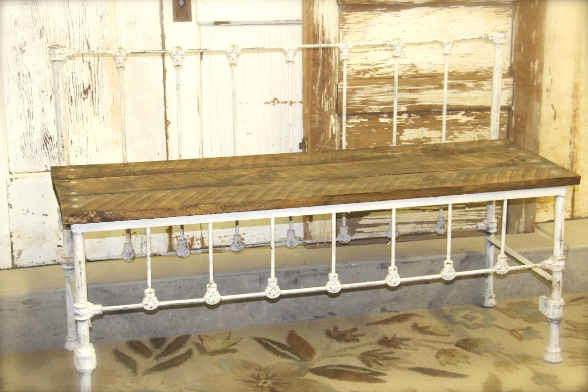 Скамья из спинок металлической кровати