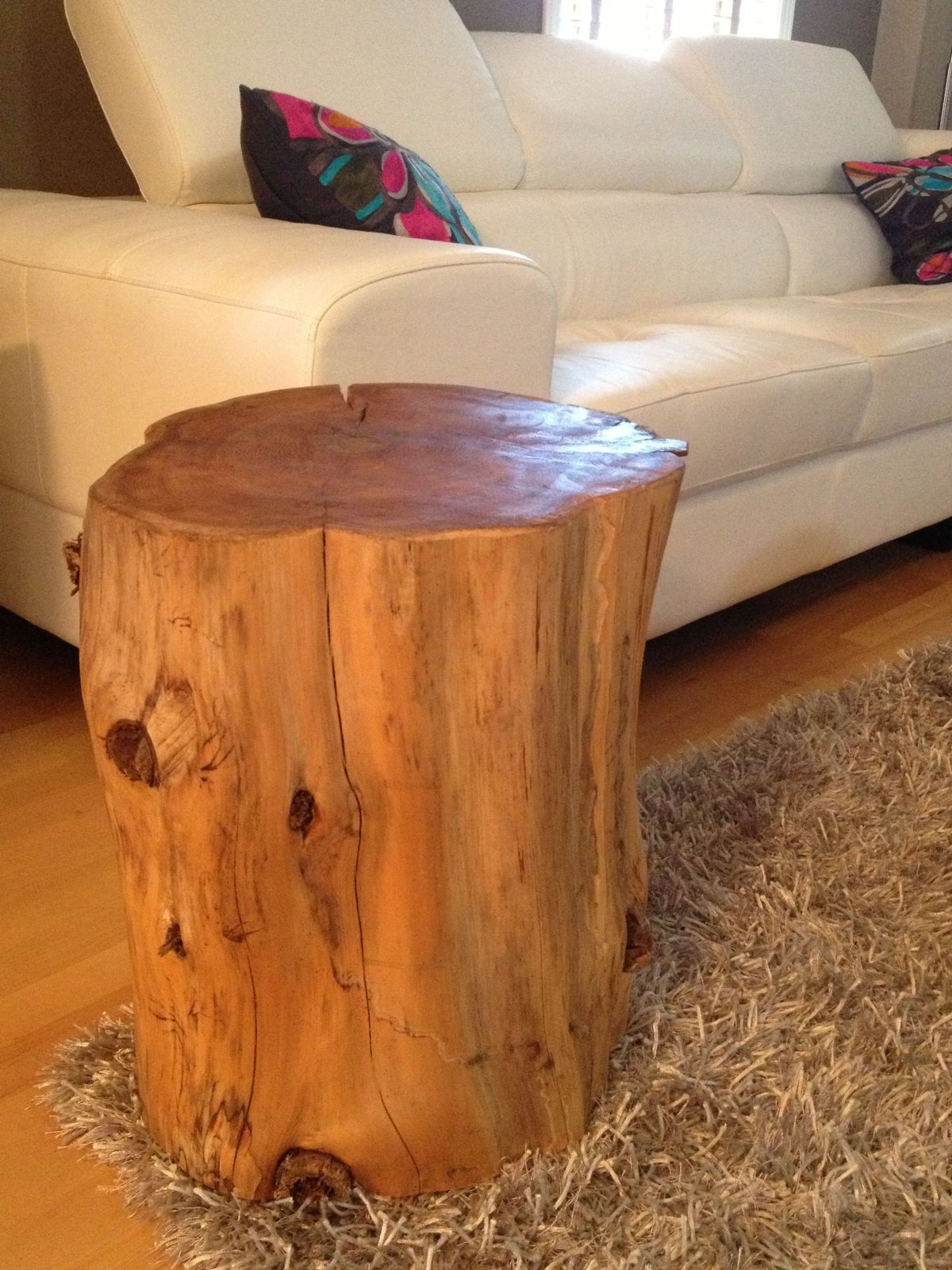 Кровать из пеньков