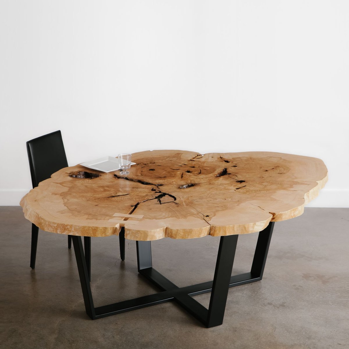 Обеденный стол из спила дерева