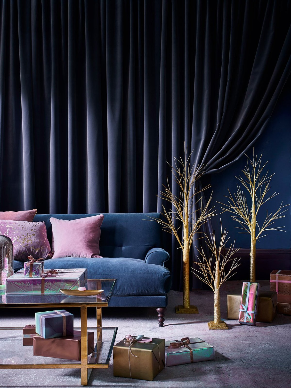 Шторы к синему дивану в интерьере