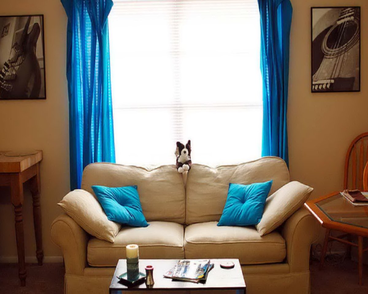 Синие шторы в бежевом интерьере