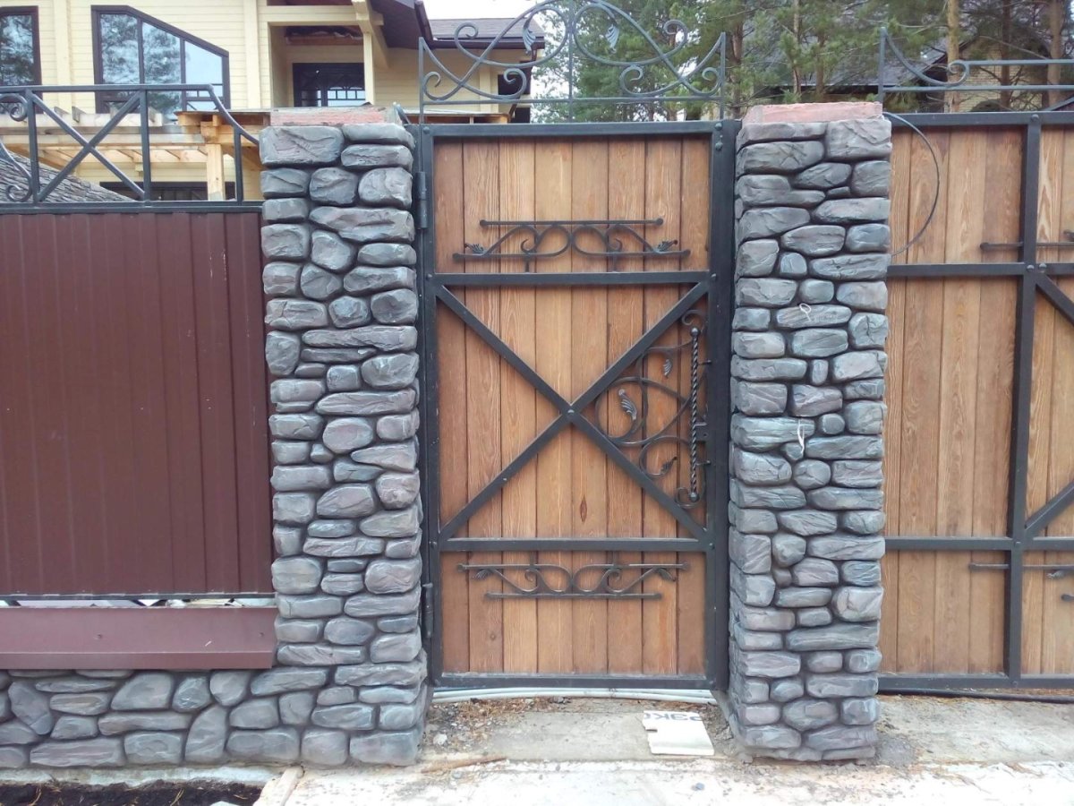 Заборные столбы из камня