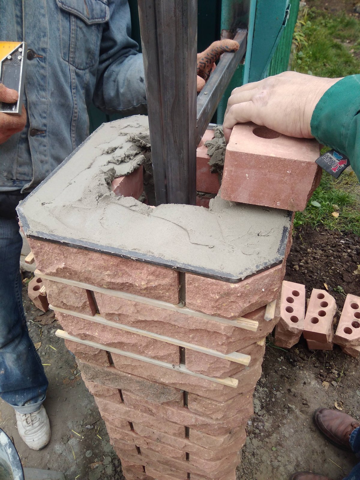 Забор с кирпичными столбами