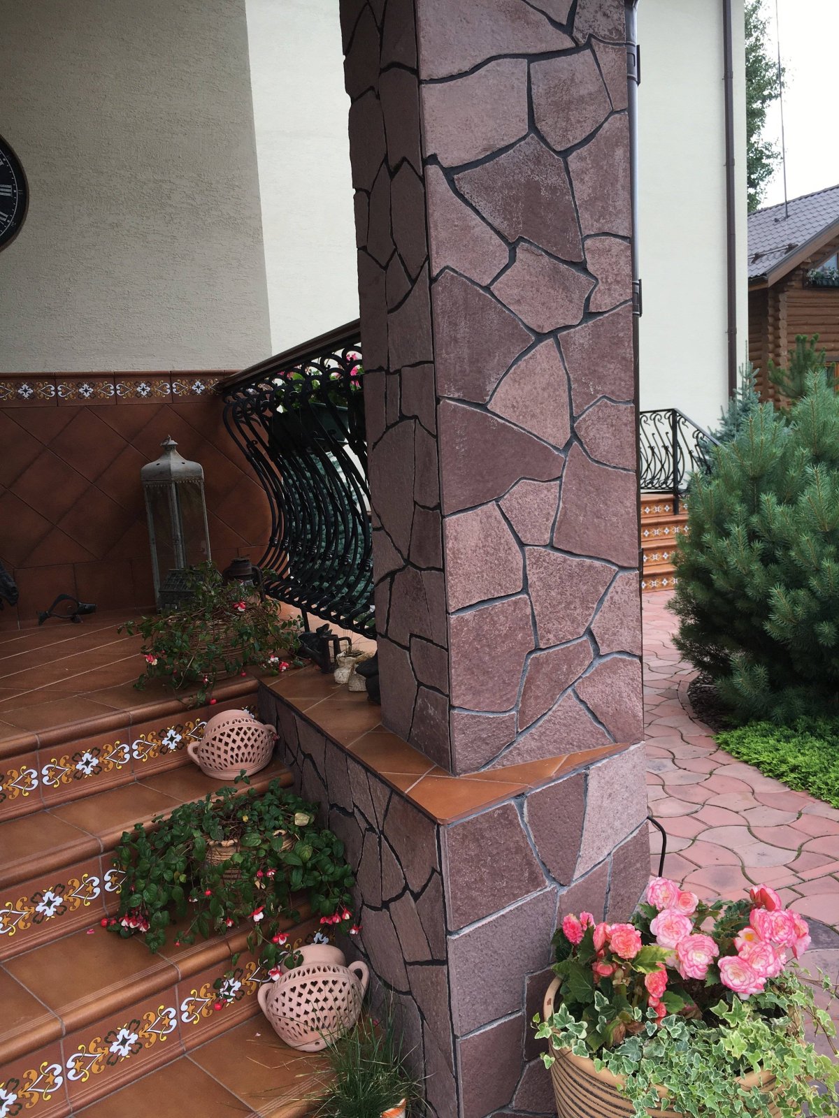 Отделка натуральным камнем колонн