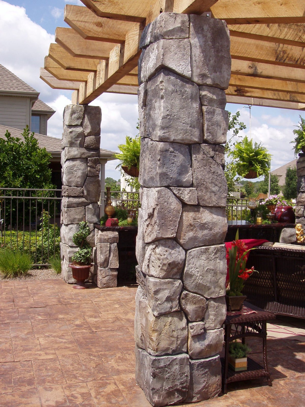 Колонны из камня