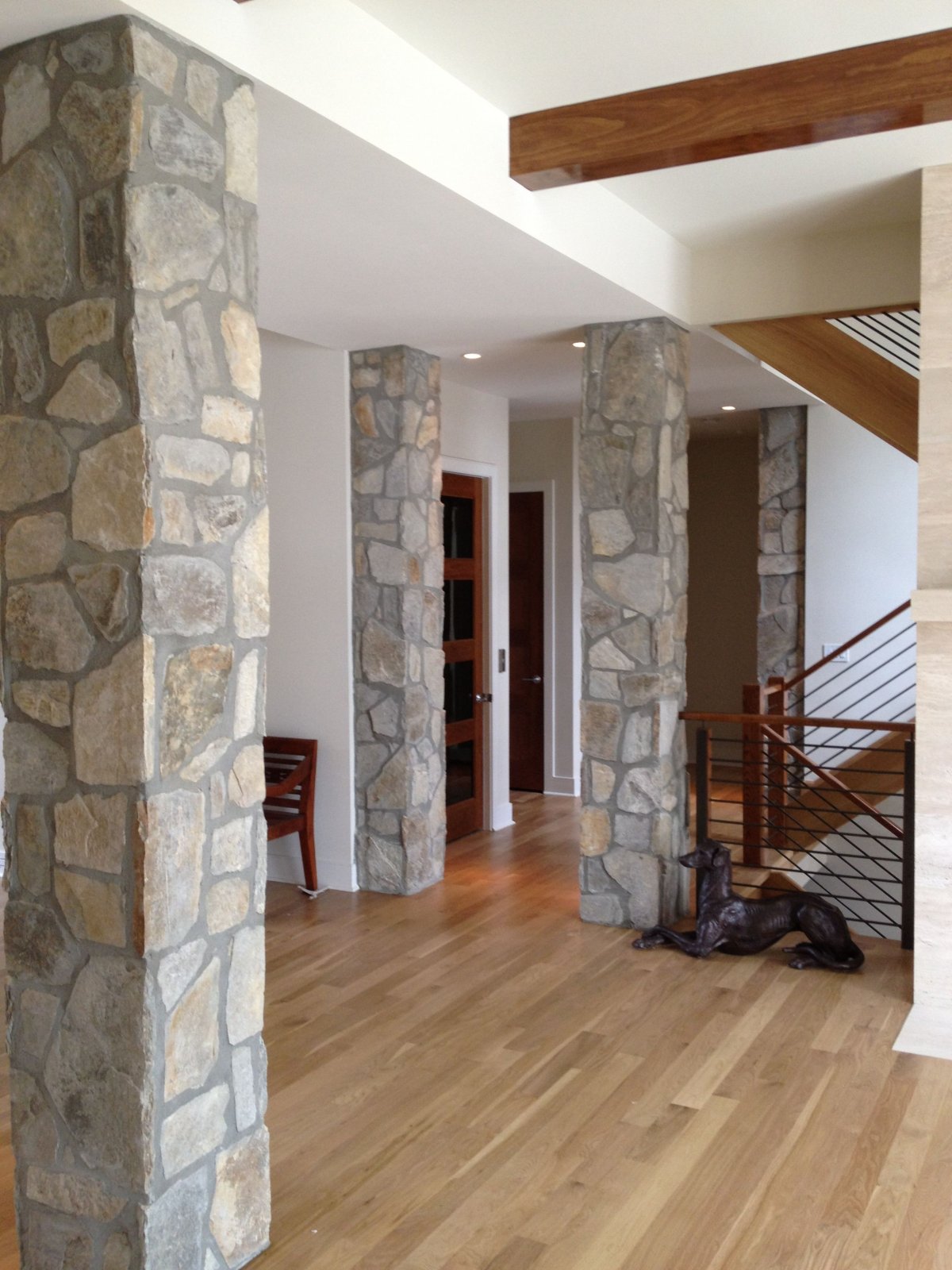 Отделка колонны декоративным камнем